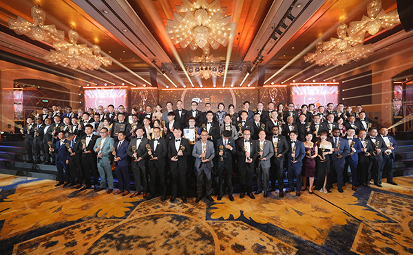 日聯(lián)科技海外子公司馬來(lái)西亞Ray Tech登榜 SME100「高速成長(zhǎng)企業(yè)獎(jiǎng)」日聯(lián)科技海外全資子公司馬來(lái)西亞Ray Tech (Malaysia) Sdn Bhd入選2025年度馬來(lái)西亞SME100 Award,Fast Moving Companies「高速成長(zhǎng)企業(yè)獎(jiǎng)」榜單 。 這一榮譽(yù)標(biāo)志著公司的創(chuàng)新能力與綜合實(shí)力已經(jīng)在東南亞企業(yè)界獲得權(quán)威認(rèn)可。 *SME100 Awards是東南亞地區(qū)權(quán)威的企業(yè)成長(zhǎng)風(fēng)向標(biāo)，由馬來(lái)西亞財(cái)政部引薦，聯(lián)合國(guó)家公信局等權(quán)威機(jī)構(gòu)創(chuàng)辦，以嚴(yán)苛的量化與質(zhì)化評(píng)估體系，綜合審視企業(yè)的成長(zhǎng)績(jī)效、創(chuàng)新能力、治理水平及社會(huì)貢獻(xiàn)。  【活動(dòng)現(xiàn)場(chǎng)】 （領(lǐng)獎(jiǎng)圖片） Ray Tech董事兼營(yíng)運(yùn)經(jīng)理 Alan Boon 領(lǐng)獎(jiǎng) 這一獎(jiǎng)項(xiàng)不僅是Ray Tech高速成長(zhǎng)與行業(yè)競(jìng)爭(zhēng)力的彰顯，更是業(yè)界對(duì)日聯(lián)出海東南亞發(fā)展成果的肯定。  打造馬來(lái)西亞高端智造檢測(cè)標(biāo)桿 Ray Tech (Malaysia) Sdn Bhd是日聯(lián)科技在海外打造的第一個(gè)綜合型基地，集研發(fā)、生產(chǎn)與技術(shù)服務(wù)于一體，構(gòu)建了全方位、一站式的技術(shù)支持體系，為東南亞制造業(yè)提供專業(yè)、系統(tǒng)的本土化智能檢測(cè)解決方案。